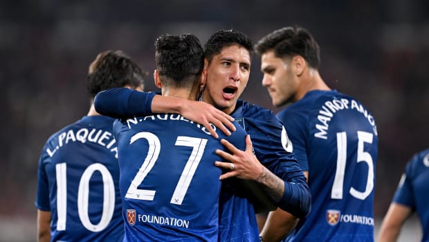 Edson Álvarez abraza a su compañero del West Ham